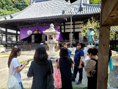 照蓮寺（広島）で説明を受ける招請者たち 写真